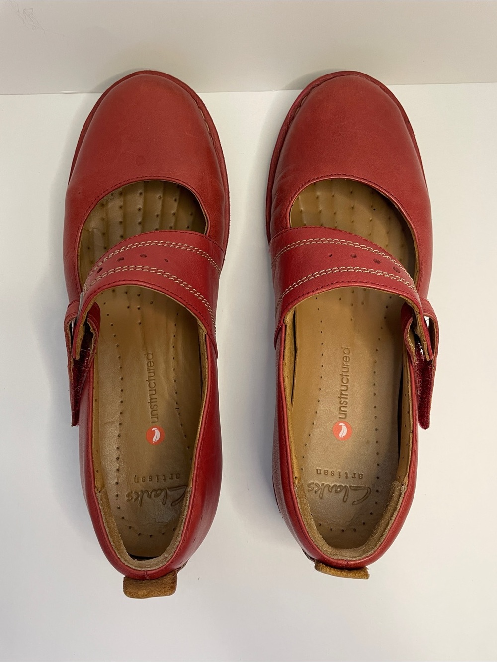 Clarks Women’s Red Leather Strap Shoes.  Size 7.5 M - Picture 3 of 8
